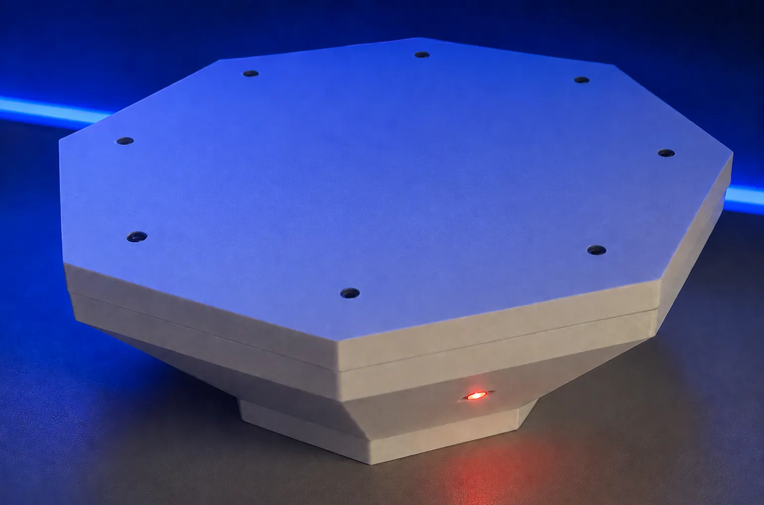 Der montierte achteckige Sensorknoten mit acht Mikrofonöffnungen in der Deckplatte und leuchtender Status-LED